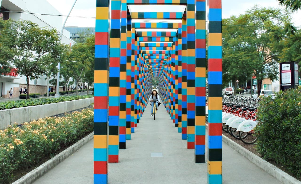 Brightly painted colonial street in Mexico — keep mobile data flowing in Mexico with an LTE.app eSIM