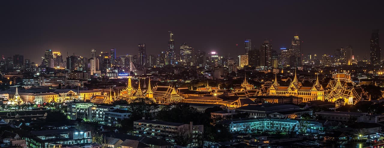 Golden Buddhist temple in Bangkok at sunset — stay connected in Thailand with an LTE.app eSIM