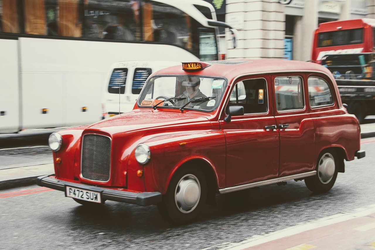 London skyline along the Thames — stay online across the United Kingdom with an LTE.app eSIM