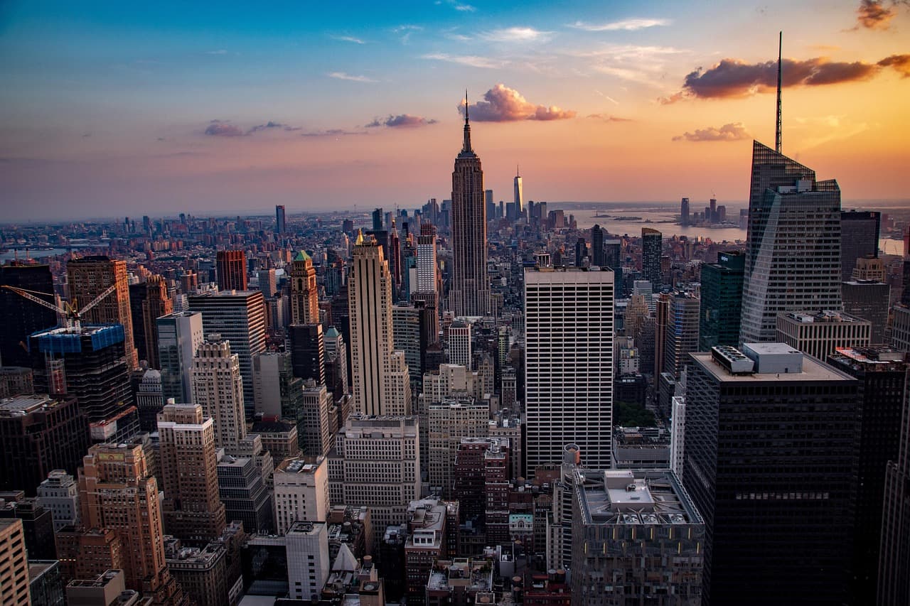 Manhattan skyline at sunset over the Hudson — stay connected across the United States with an LTE.app eSIM